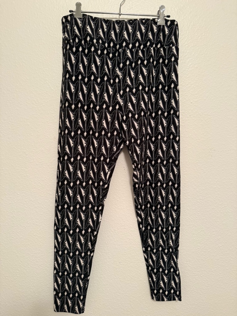 NWOT LuLaRoe Black & White Guitar Print Leggings Size Tall & Curvy